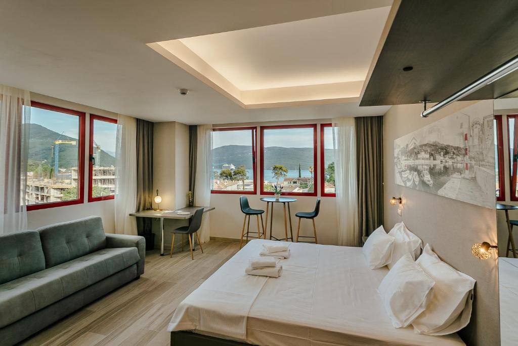 Spacious room with sea view at Centar Novi in Herceg Novi